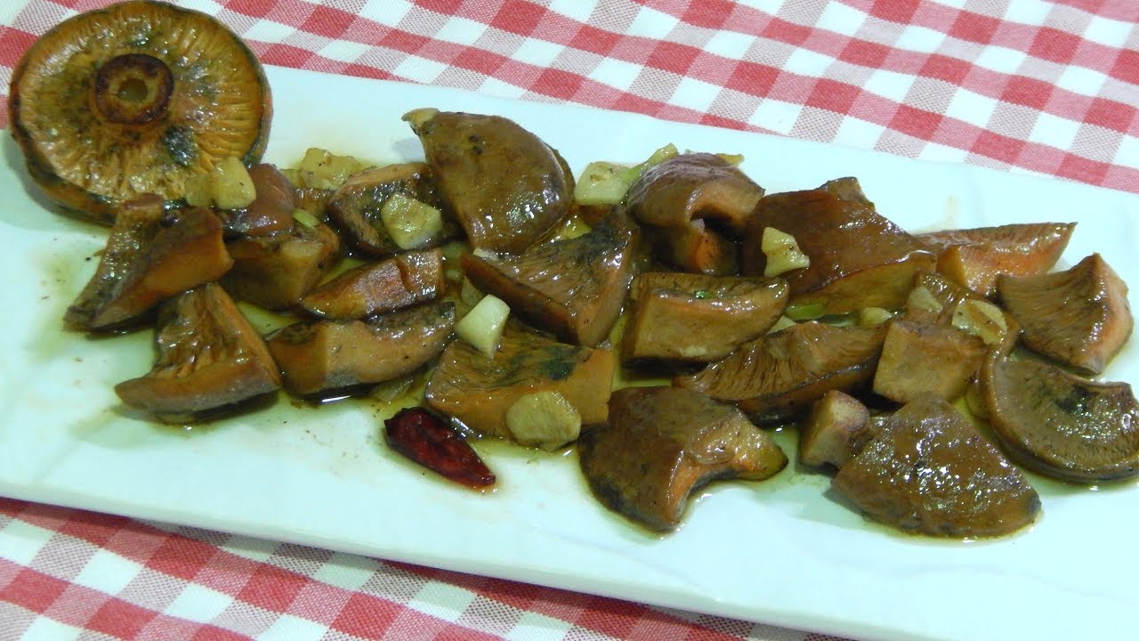 níscalos al ajillo con vino blanco