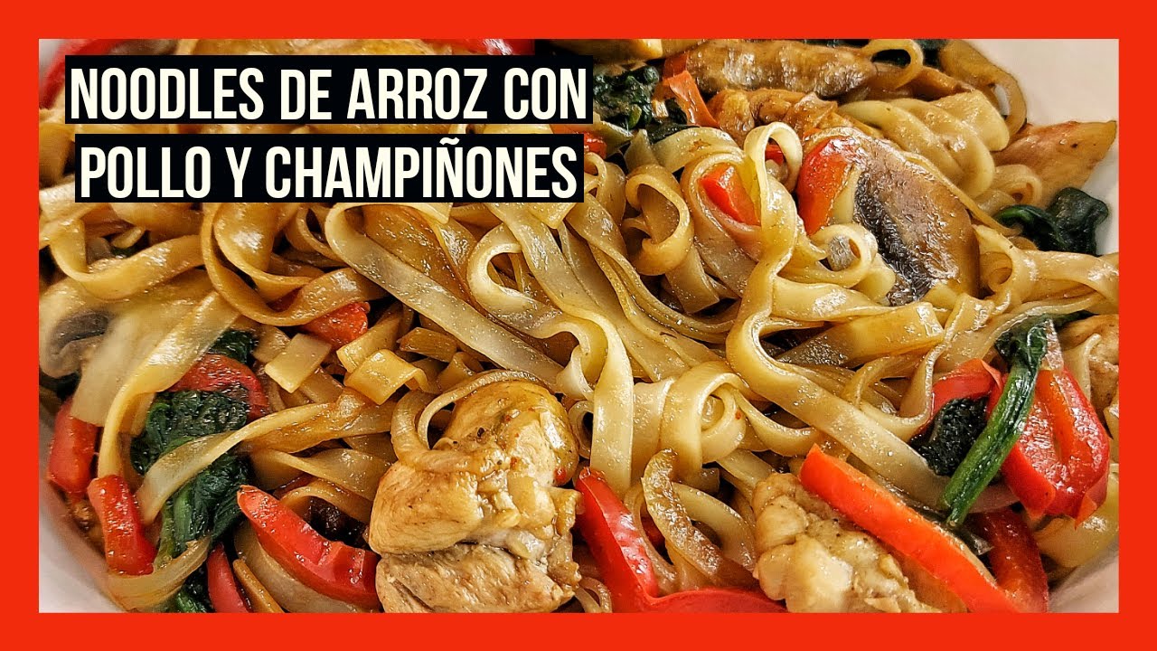 noodles de arroz con pollo y verduras