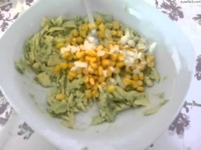 aguacates rellenos de gambas y palitos de cangrejo