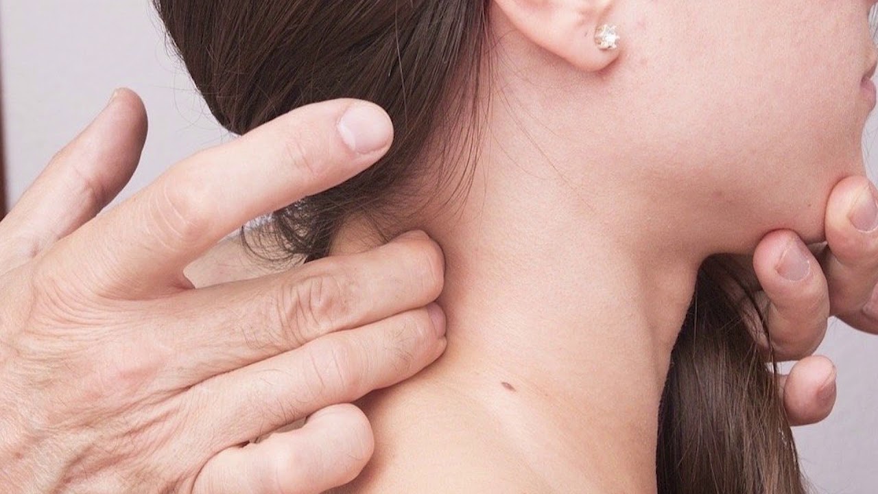 ganglio inflamado debajo de la oreja