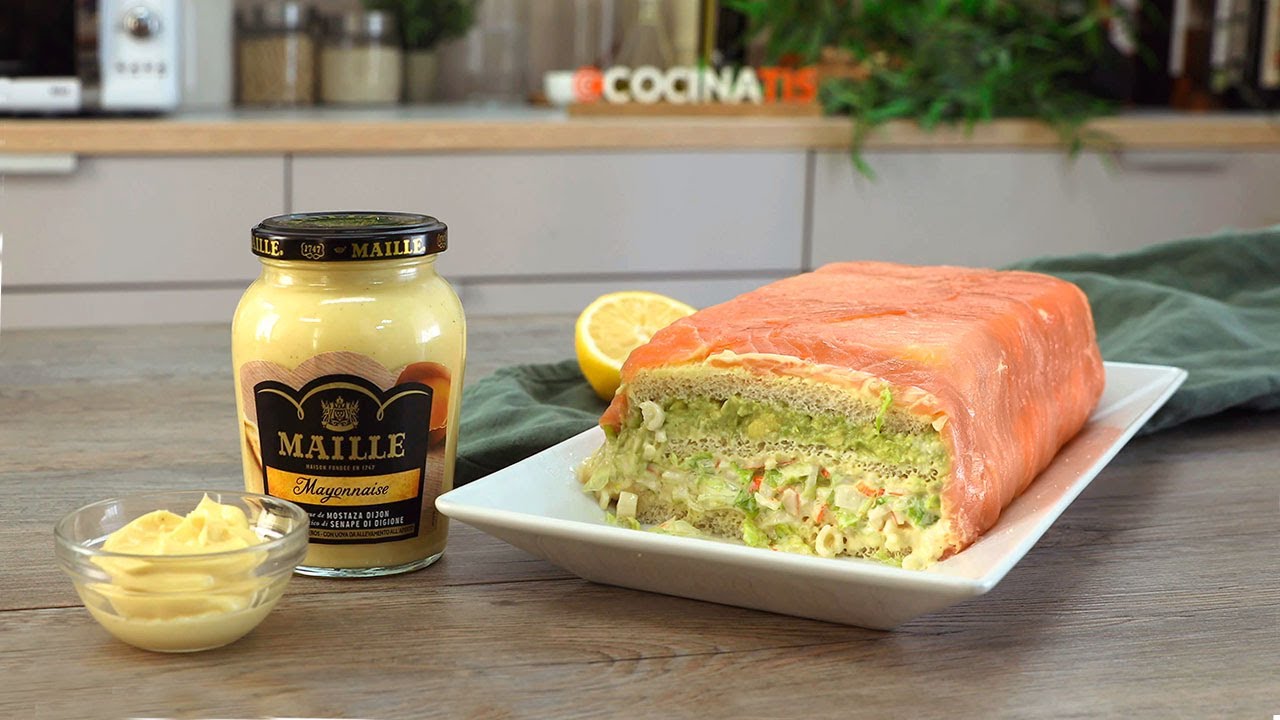 pastel de salmón con pan de molde y aguacate